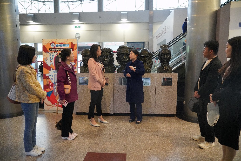 学院老师带队科技馆访谈
